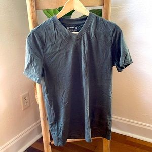 Pact Men’s V-Neck Shirt